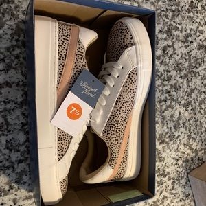 Women’s universal thread tennis shoes